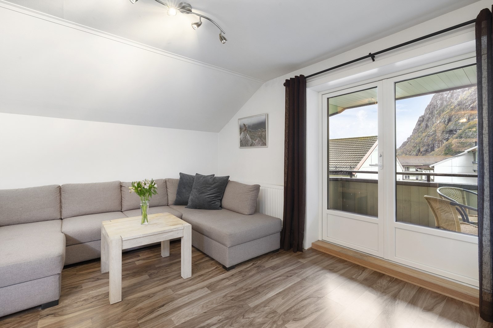 Balkongdør med 3-lags isolerglass fra 2012 gir god isolasjon. Galleribilde