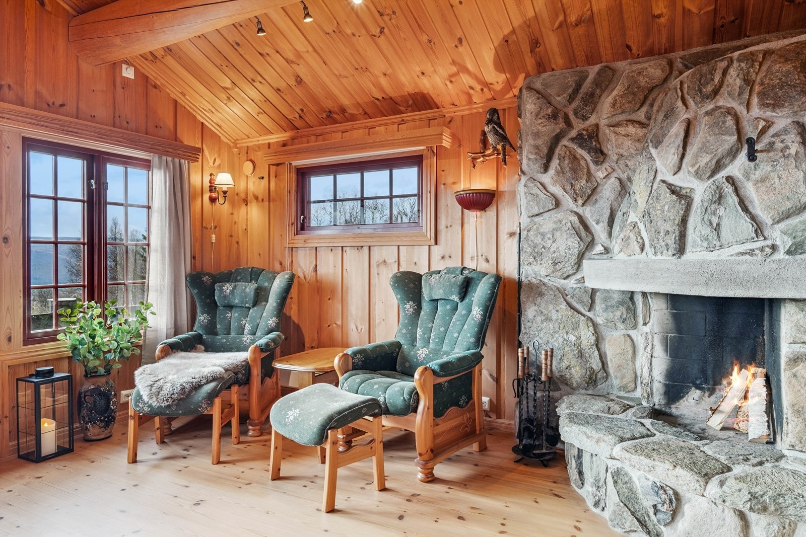 Den store peisen i naturstein gir en hyggelig og rustikk stemning, og den har en praktisk vednisje som er utformet slik at den kan brukes som TV-benk. Galleribilde