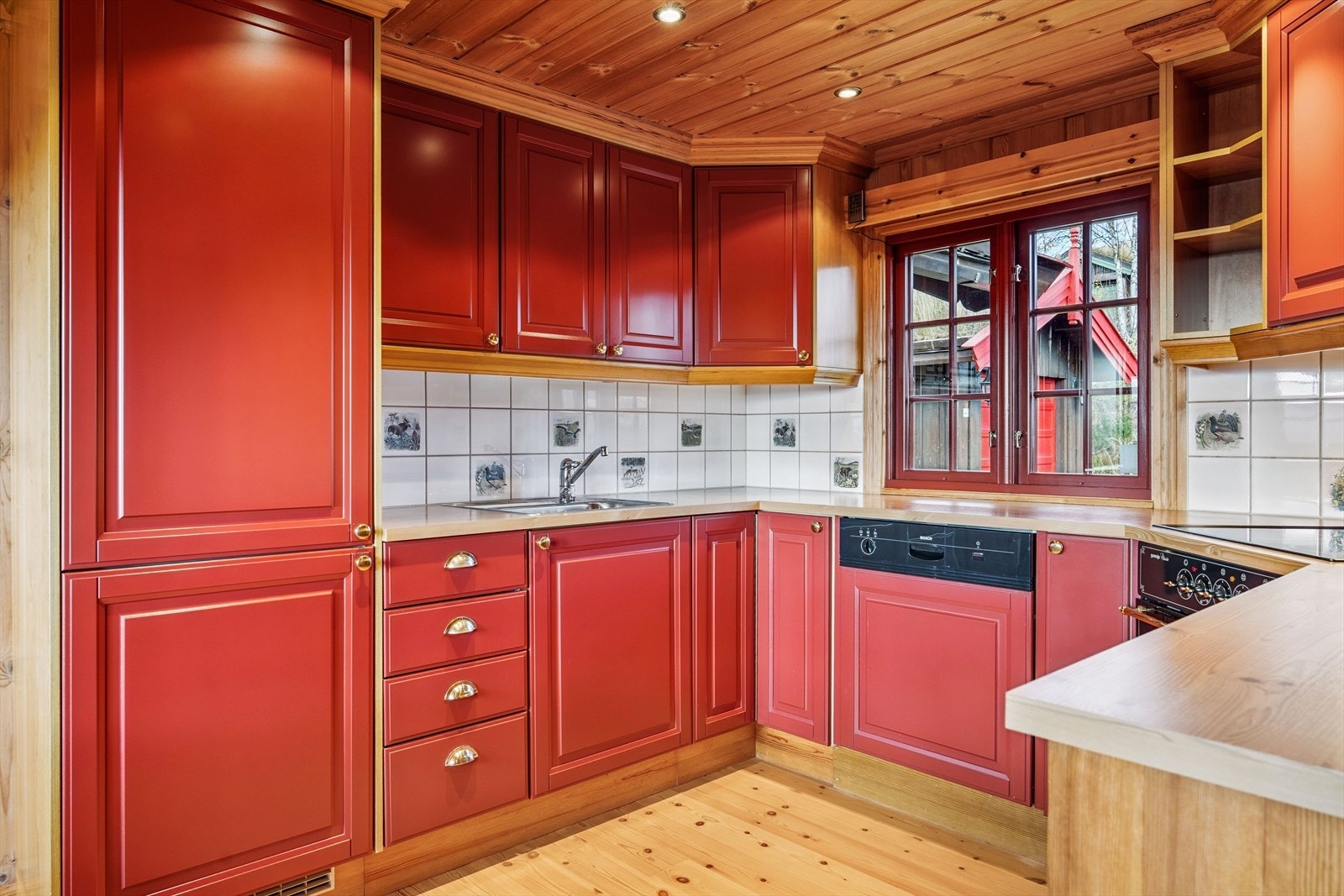 Kjøkkenet er godt utrustet med integrerte hvitevarer som komfyr, koketopp, ventilator, oppvaskmaskin og kombiskap kjøl/frys. Galleribilde