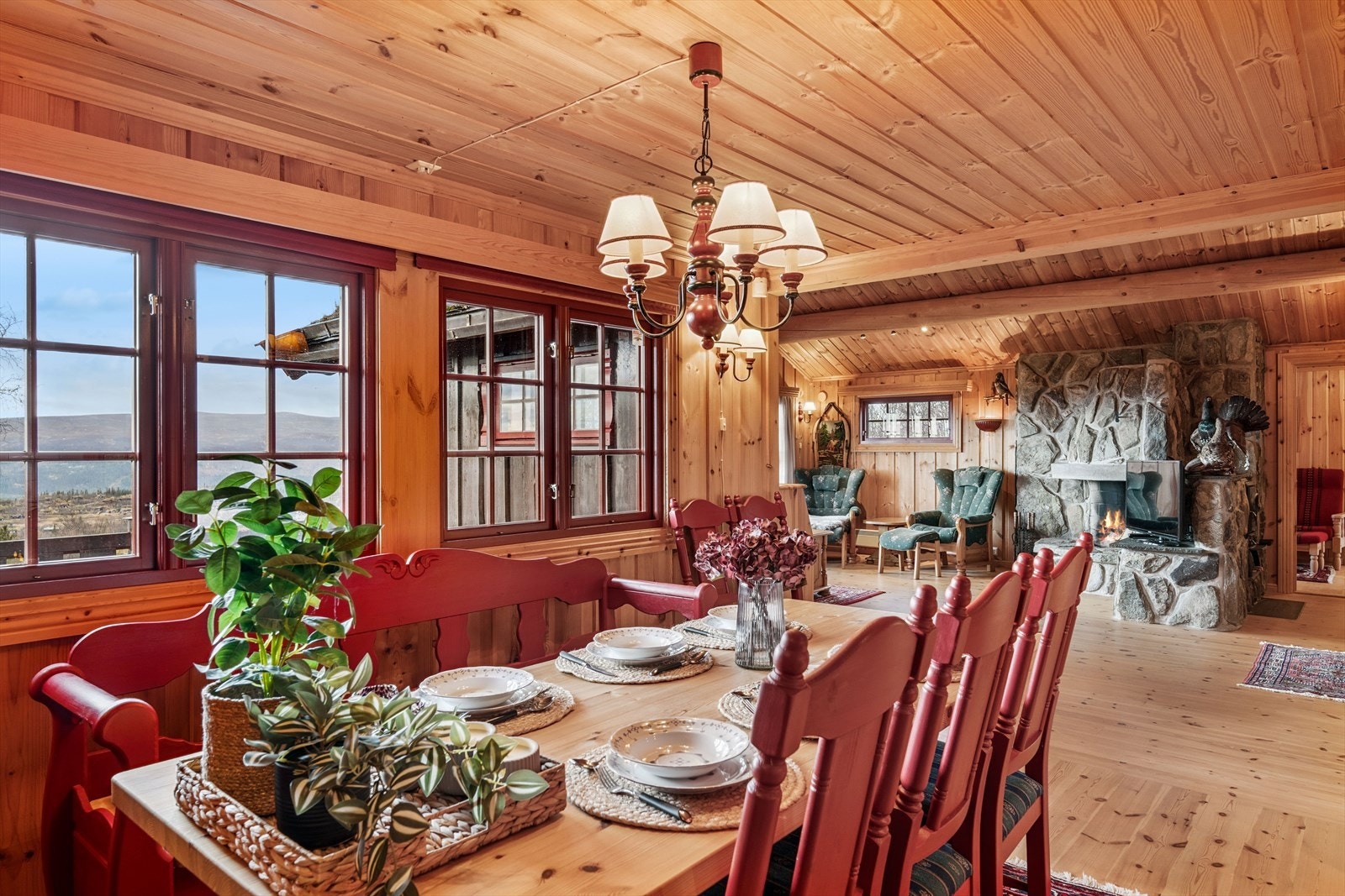 Den åpne løsningen mellom stue, spisestue og kjøkken gjør det ekstra lyst og sosialt. De store vindusflatene slipper inn rikelig med naturlig lys og gir flott utsikt mot fjellene. Galleribilde