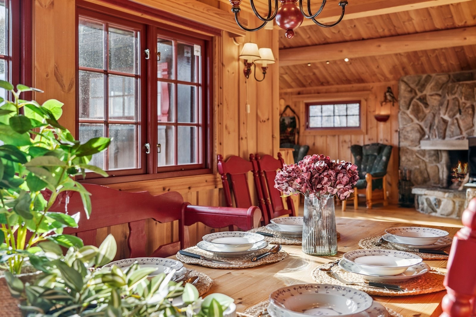 Spisestua har god plass til en stor spisegruppe, og her kan hele familien samles til gode måltider mens man nyter utsikten. Galleribilde