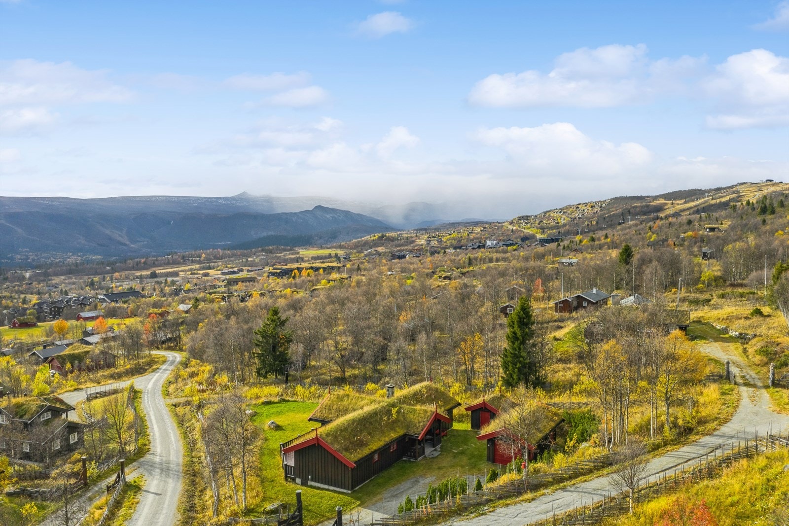 Eiendommen ligger høyt og fritt med fantastiske solforhold og panoramautsikt mot naturskjønne omgivelser. Galleribilde