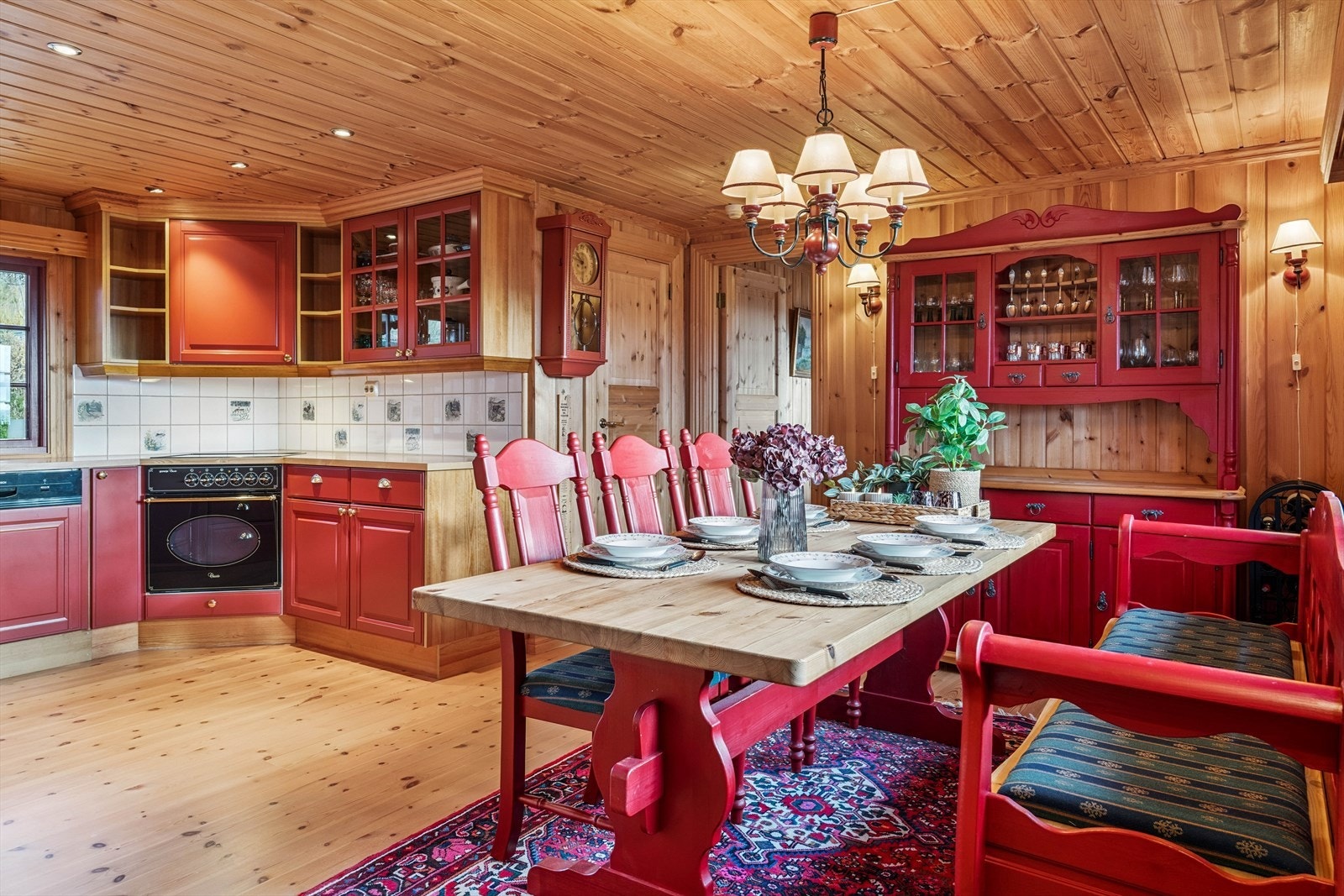 Kjøkkenet ligger praktisk til i åpen løsning mot spiseplassen, så her det enkelt for kokken å være sosial samtidig som maten tilberedes. Galleribilde