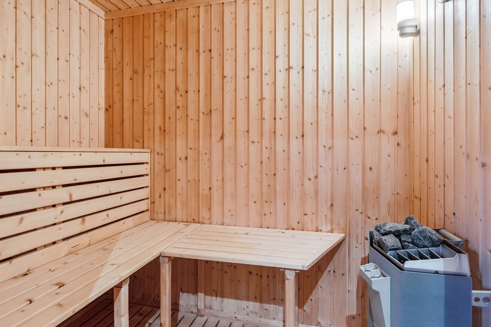 Fra badet er det direkte adkomst til badstue med elektrisk ovn og trebenker - et perfekt sted å slappe av etter en dag på ski. Galleribilde