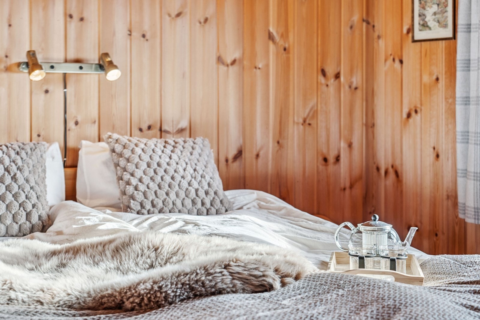 Rommet har plass til dobbeltseng og garderobe - et komfortabelt og lunt rom for avslapping etter aktive dager. Galleribilde