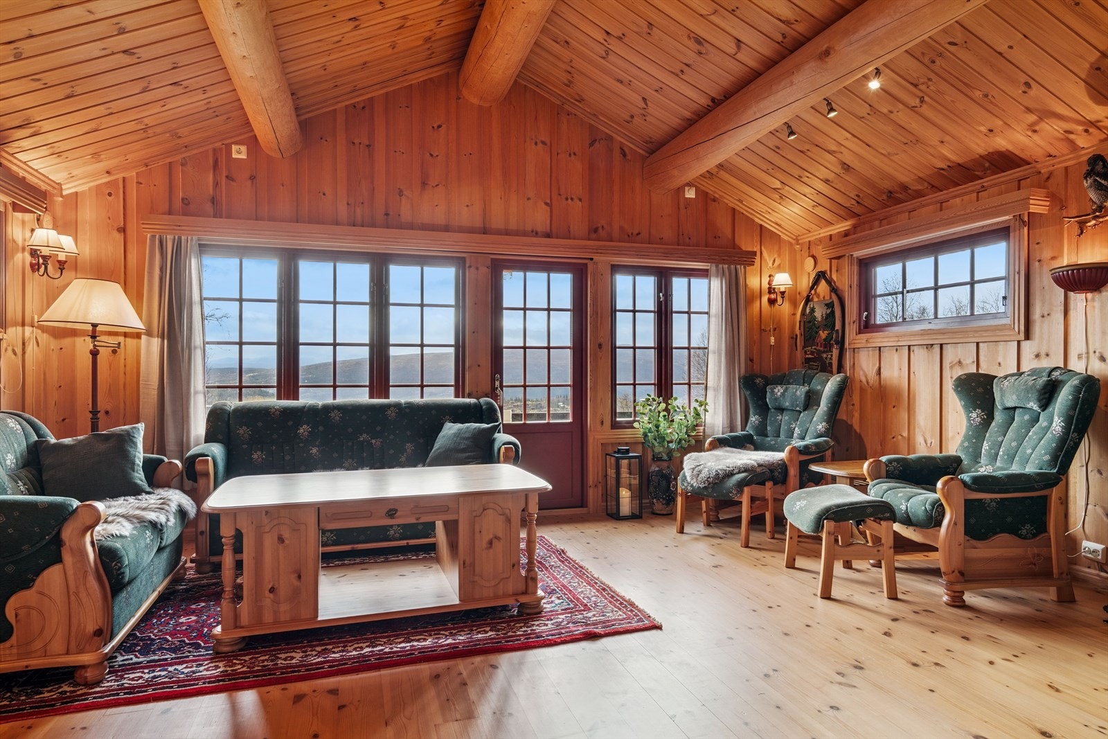 Innvendig er det gjennomgående bruk av trepanel på vegger og himling, samt 1-stavs furugulv som gir en lun og tradisjonell hytteatmosfære. Galleribilde