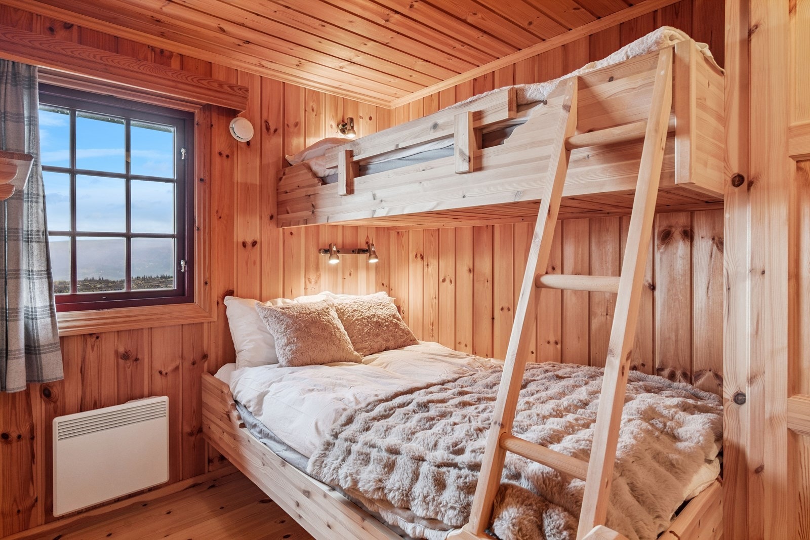 I andre enden av hytta har selger innredet en egen barn/ungdomsavdeling . Her er det to romslige soverom med plassbygde familiekøyer og garderobeskap, samt et eget bad. Soverom 2. Galleribilde