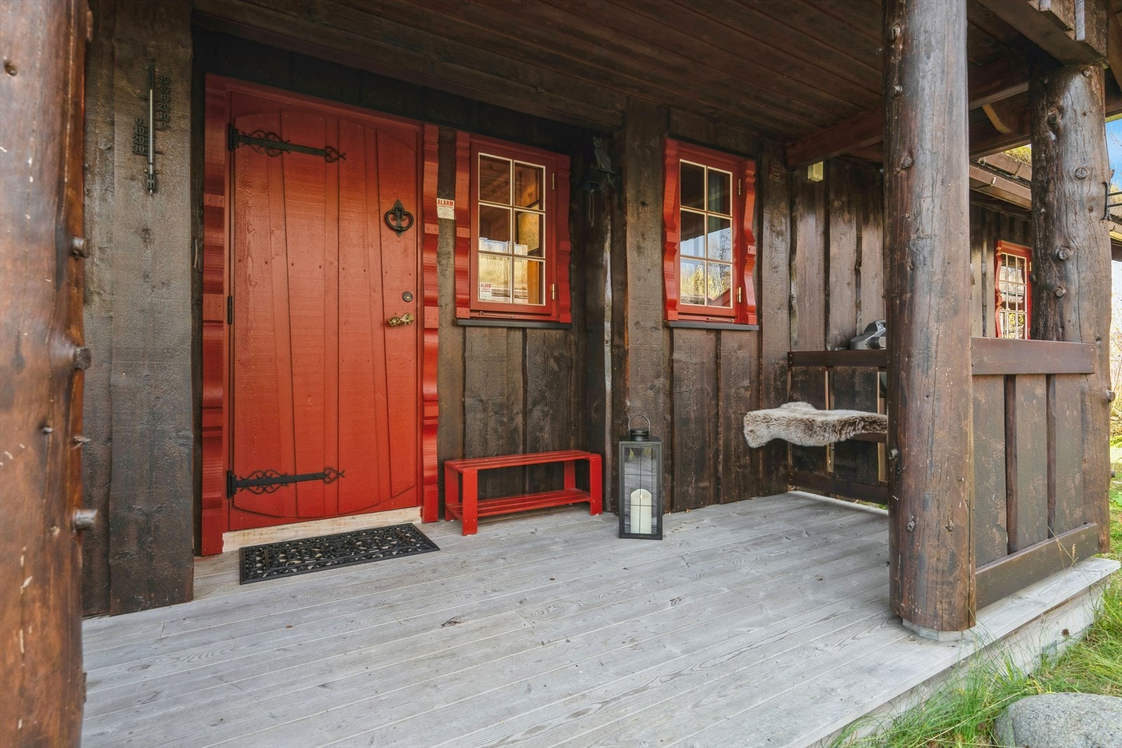 Inngangspartiet er overbygd og innbydende, ideelt for morgenkaffen i morgensolen. Galleribilde