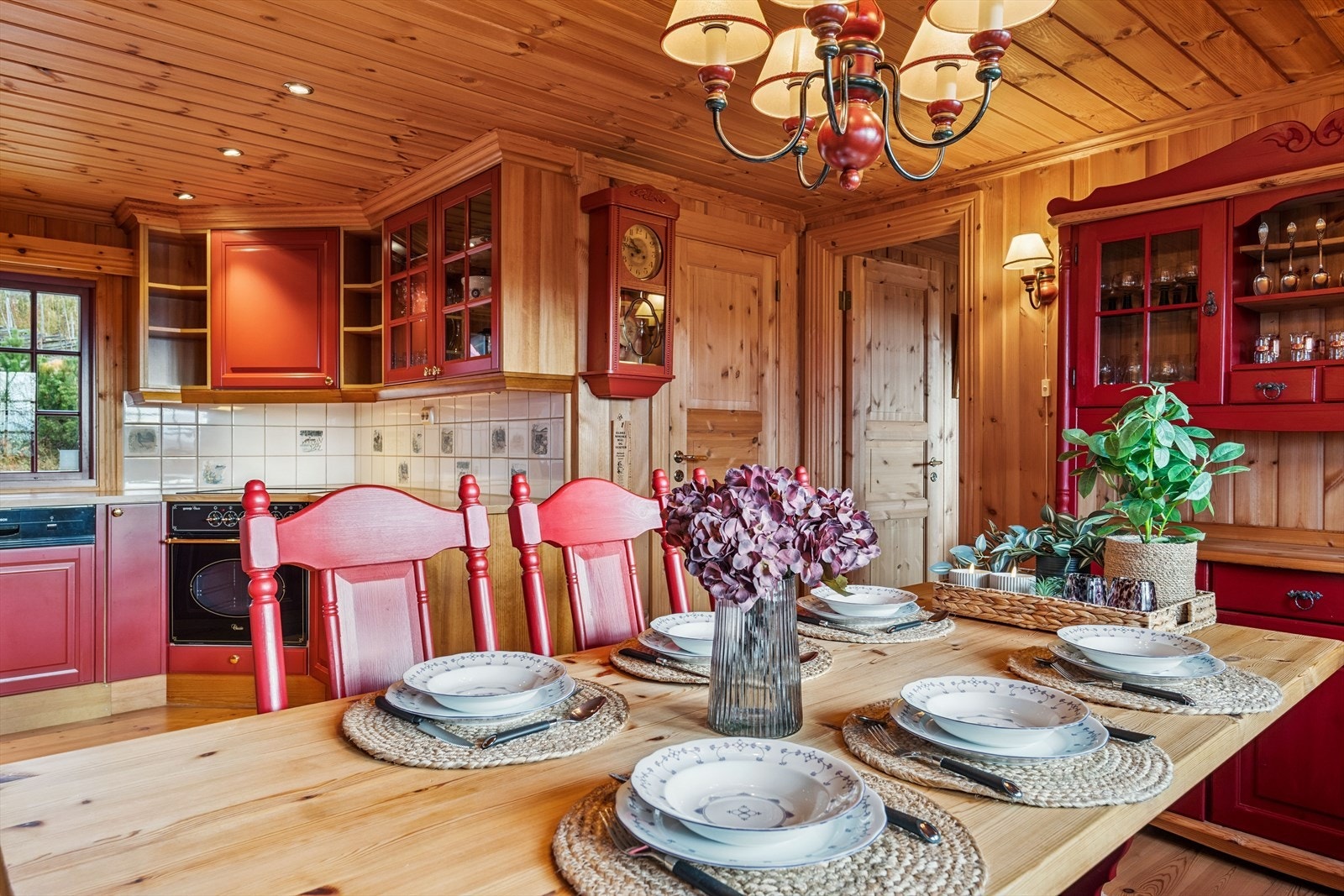 Lune farger og fin materialmiks i interiør gir den avslappende hyttefølelsen. Galleribilde