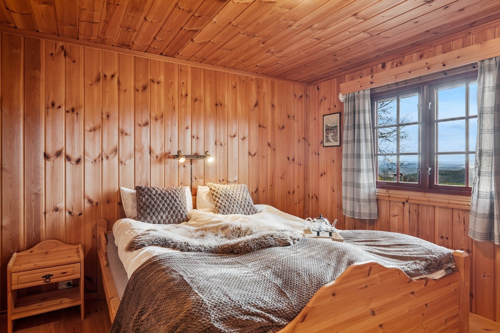 Hytta har totalt tre soverom. Hovedsoverommet ligger i enden av hytta, med enkel tilgang til bad og badstue. Galleribilde