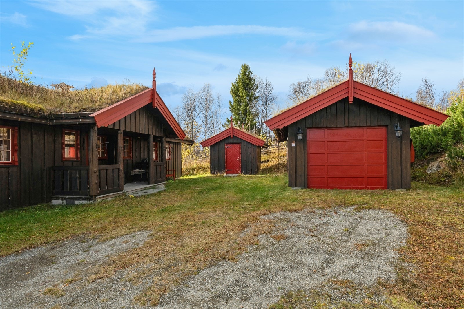 Fritidseiendommen består av en trivelig hytte, garasje og uthus, og tomta er pent inngjerdet med skigard - et klassisk og sjarmerende innslag som passer godt til den tradisjonelle hyttestilen. Galleribilde