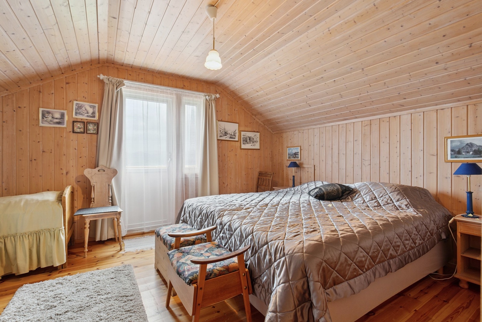 Soverom 4 på loft med utgang til balkong Galleribilde