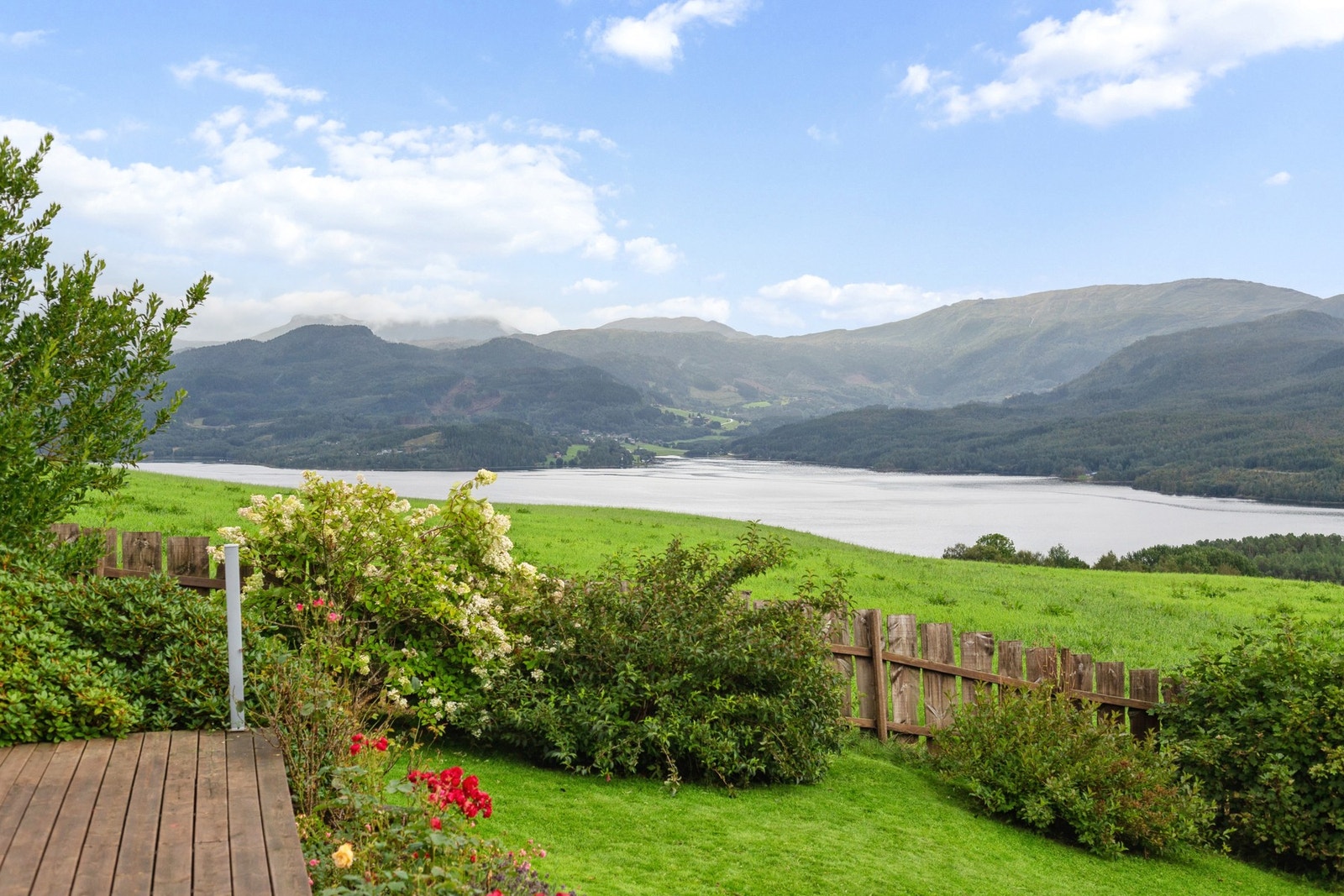 Utsikt over Skålvikfjorden Galleribilde