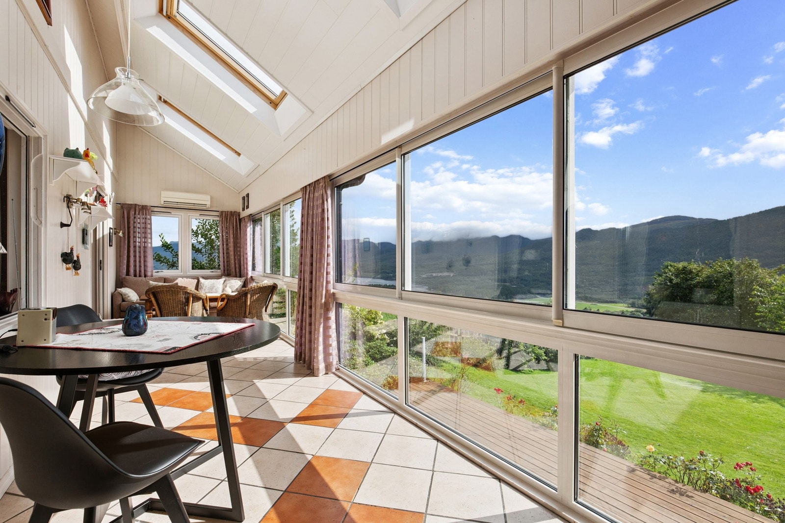 Innglasset hagestue med nydelig utsikt Galleribilde
