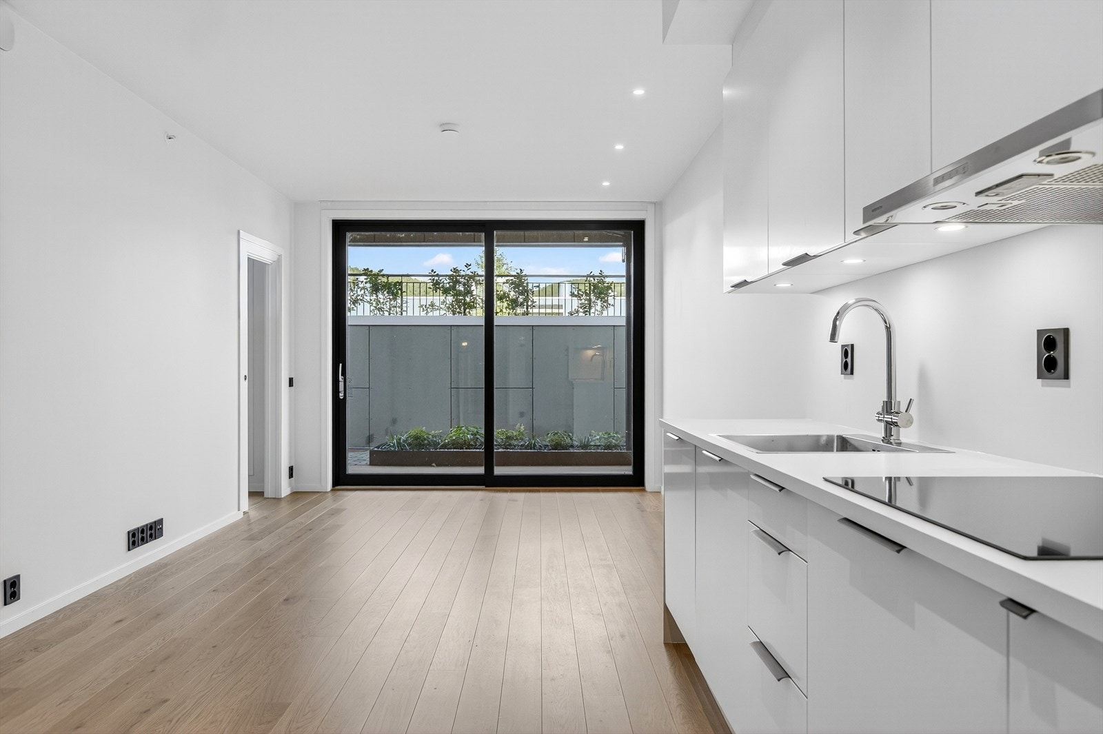 Kjøkkenventilator med avsug til fri luft sikrer god ventilasjon. Galleribilde