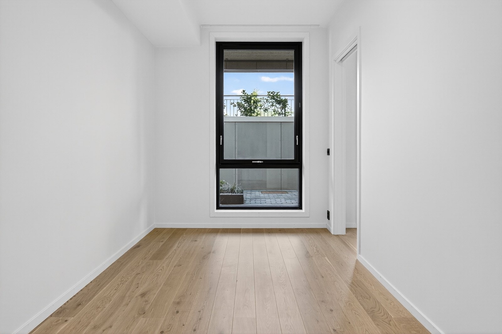 Store vinduer gir godt med dagslys, mens parkettgulv gir et varmt preg. Galleribilde