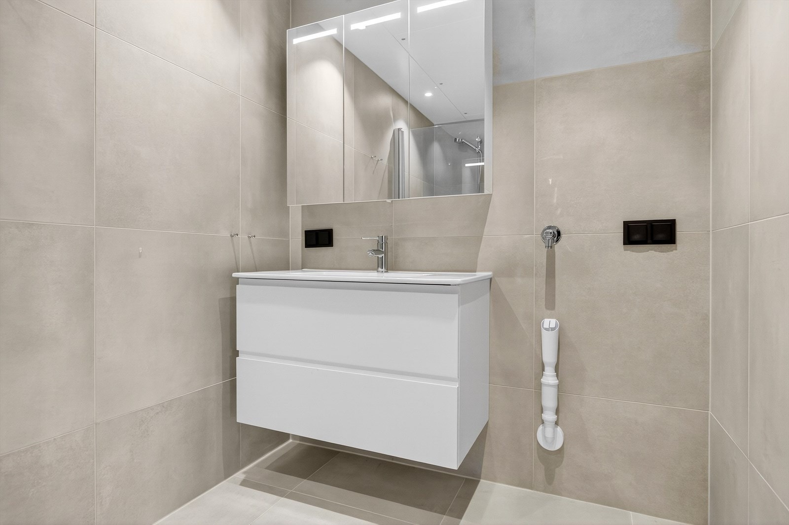 Videre finner du vegghengt toalett, dusjhjørne og opplegg for vaskemaskin. Ventilasjonen er balansert med tilluft via luftespalter - en løsning som sikrer et godt inneklima. Galleribilde