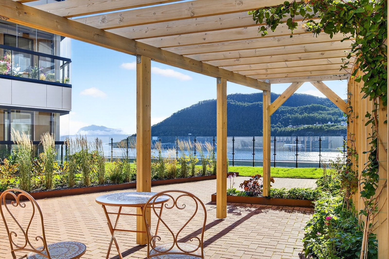 Her kan du nyte varme sommerdager og utsikten i private omgivelser med dine naboer Galleribilde