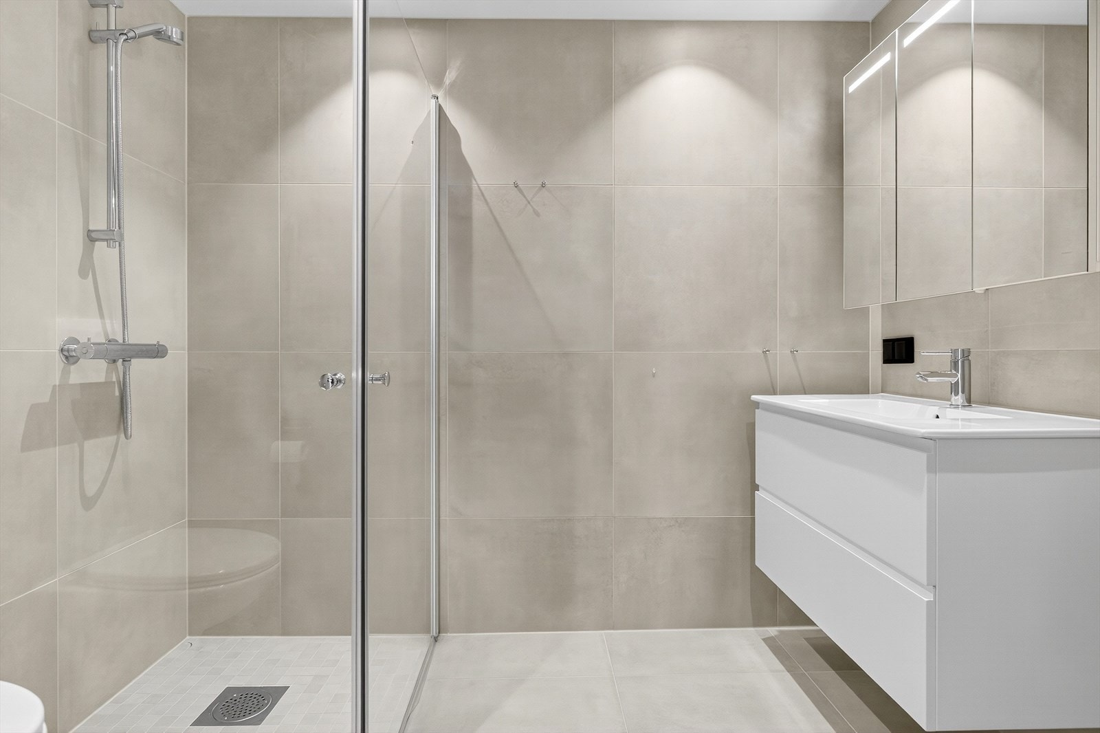 Praktisk og moderne baderom, helfliset med varmekabler i gulvet for god komfort. Galleribilde