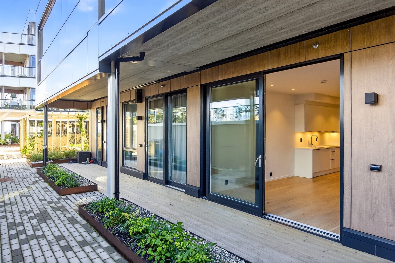 Terrassen er oppført med trykkimpregnert treverk og viser normal vær- og bruksslitasje. Galleribilde