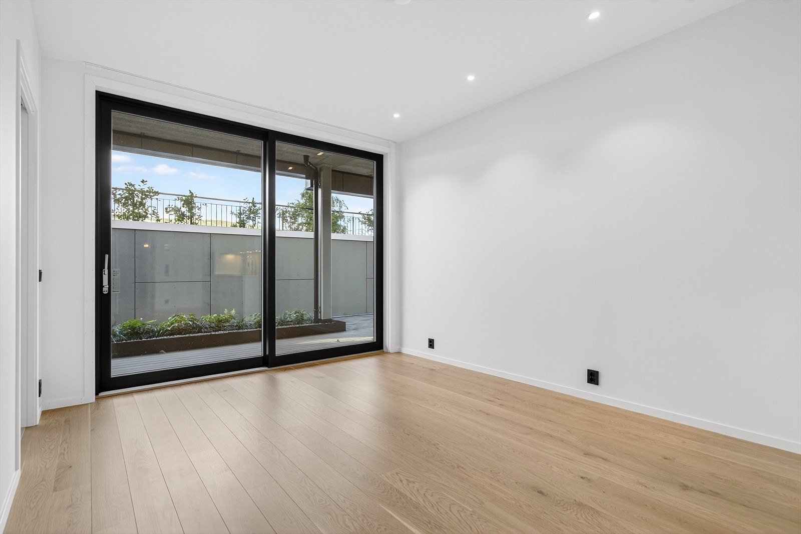 Parkettgulv gir en varm og naturlig overflate i oppholdsrommet. Skyvedør gir direkte utgang til terrasse, ideelt for enkel tilgang til uteområdet. Galleribilde