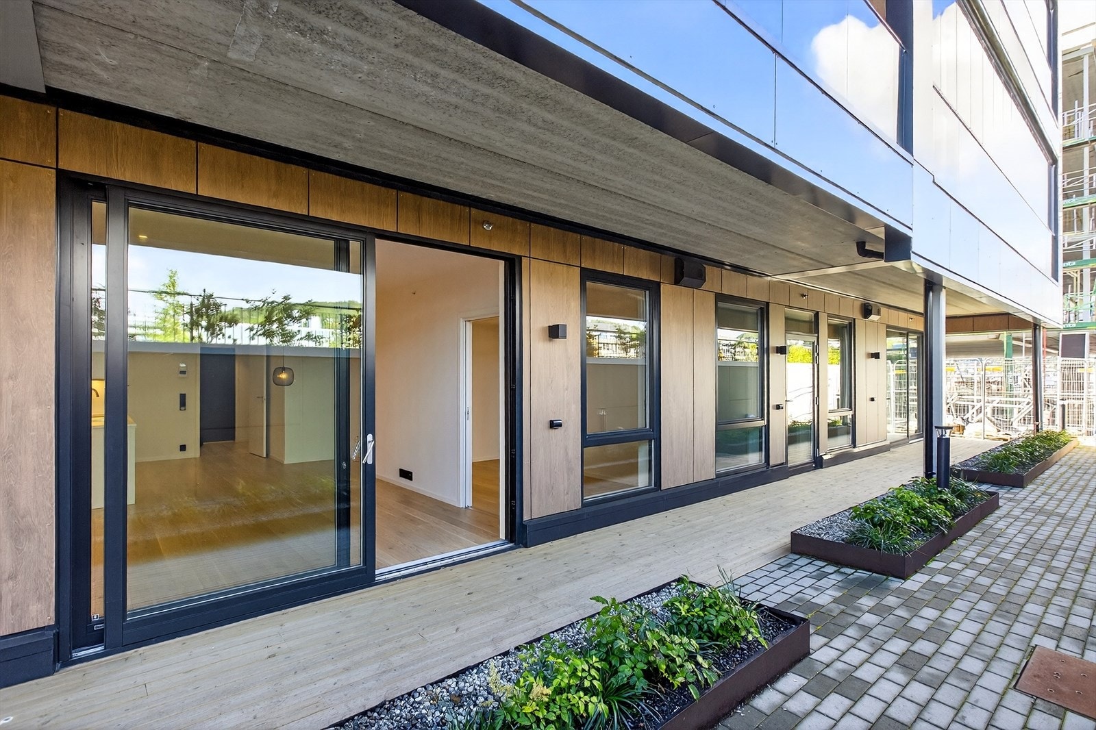 Skyvebalkongdør i aluminium gir enkel tilgang til terrasseområdet. Galleribilde