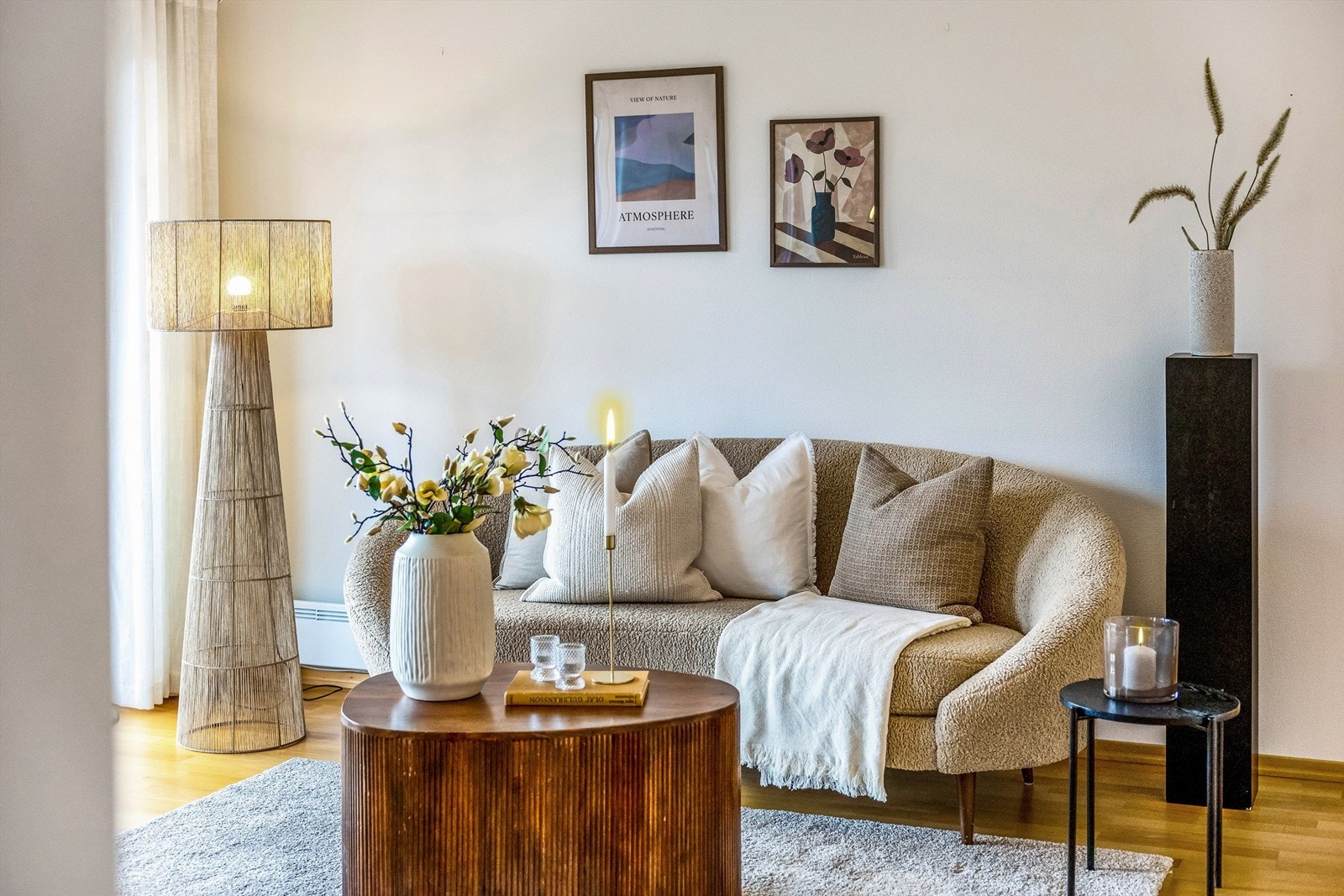 Her er det god plass til både sofagruppe og annet ønsket møblement. Galleribilde