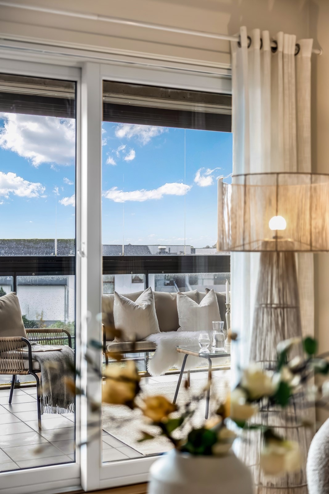 De store vindusflatene og skyvedøren til balkongen slipper inn rikelig med dagslys. Galleribilde