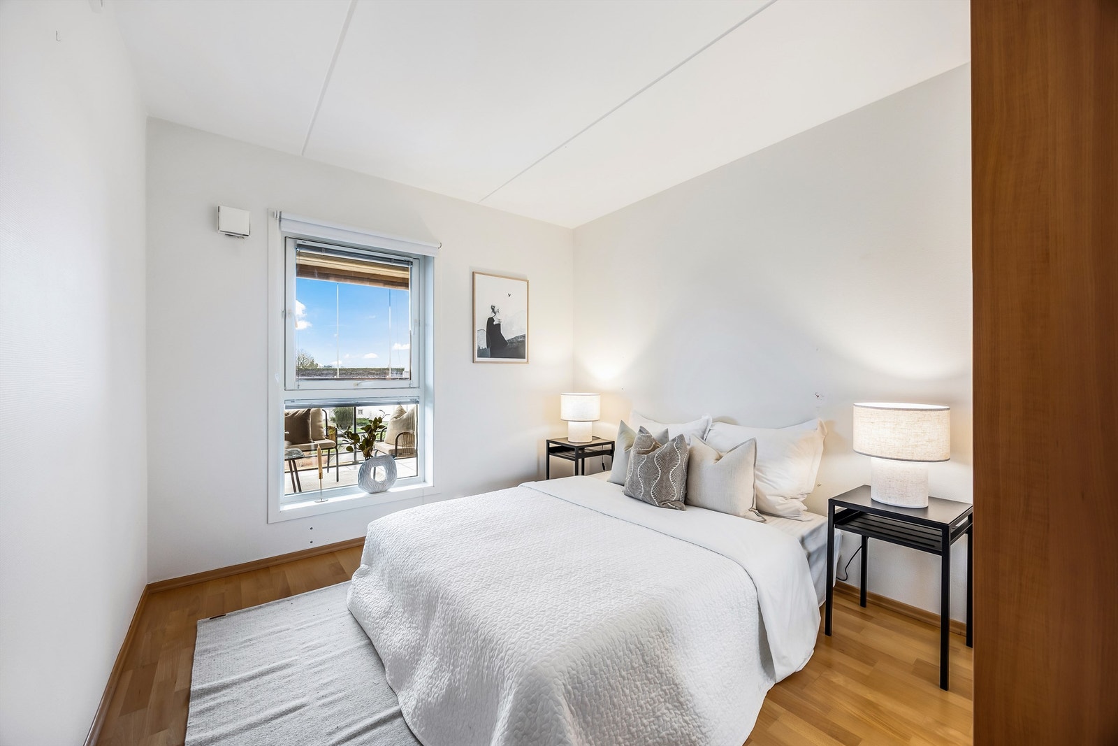 Leiligheten har to soverom. Hovedsoverommet har god plass til dobbeltseng. Galleribilde
