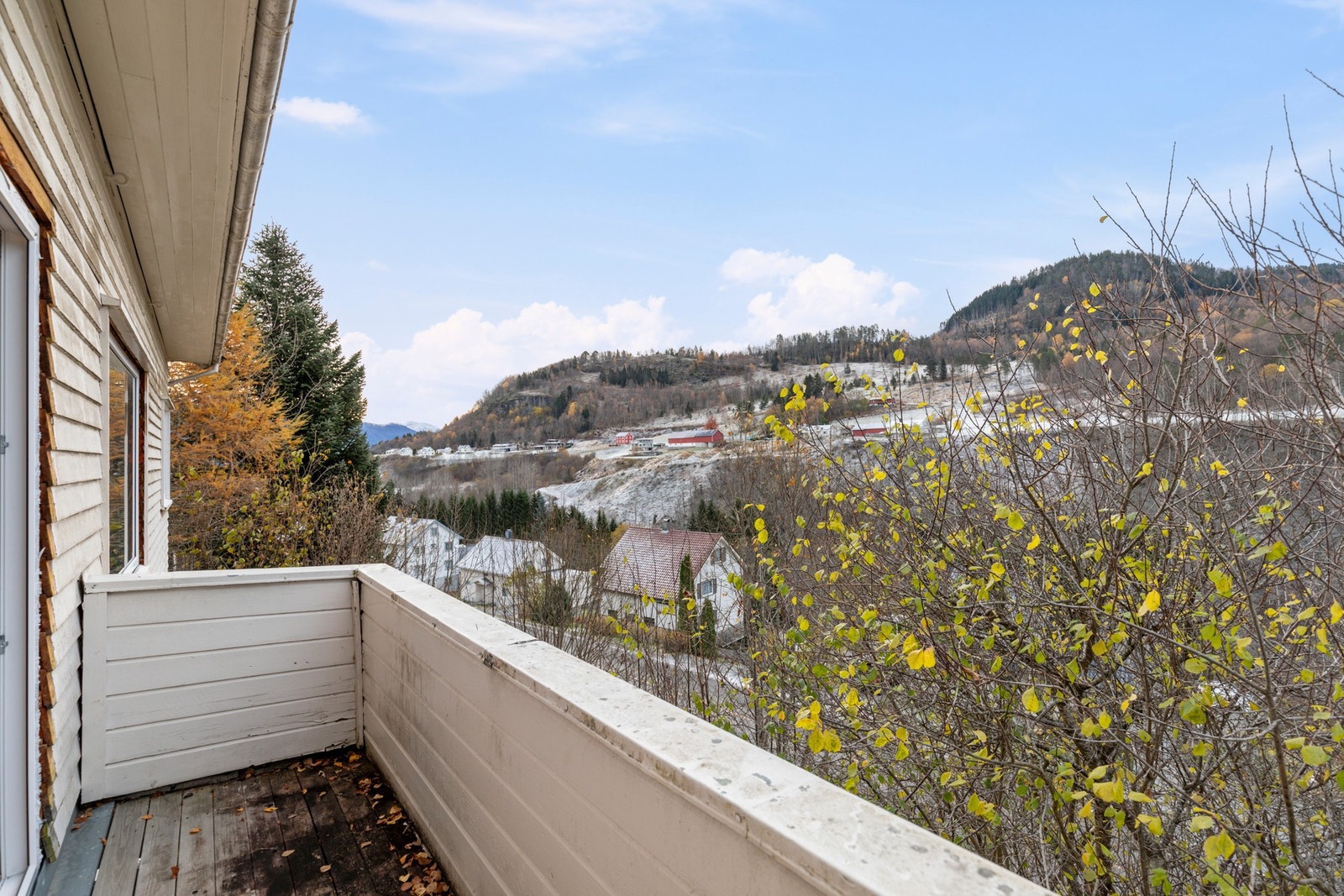 Verandaen har gode solforhold, og flott utsikt mot blant annet Dregetua Galleribilde