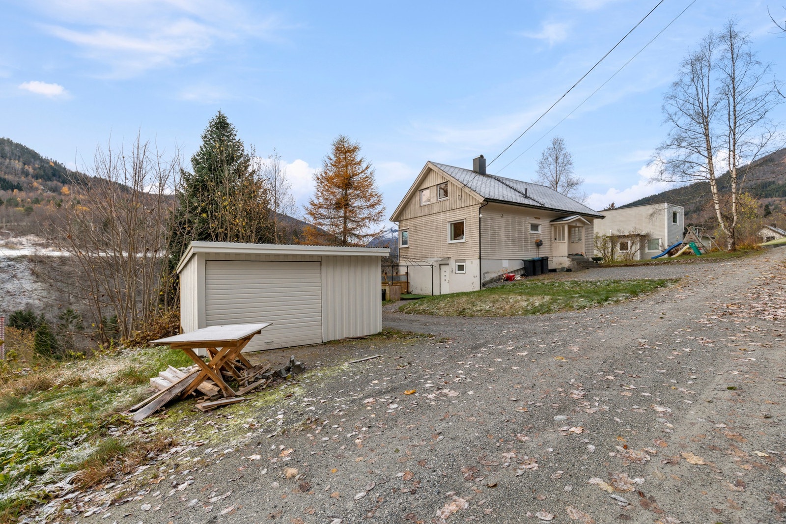 Boligen ligger fint til på en høyde over Dalevegen. Gode parkeringsforhold og frittstående garasje Galleribilde