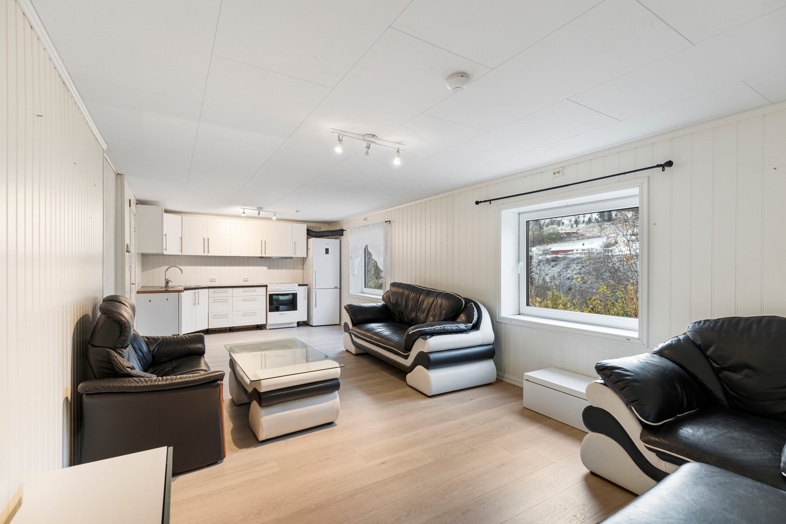 Sokkelleiligheten ble etablert i 2018 (ikke omsøkt/godkjent), og har egen inngang, vvbereder og sikringsskap Galleribilde