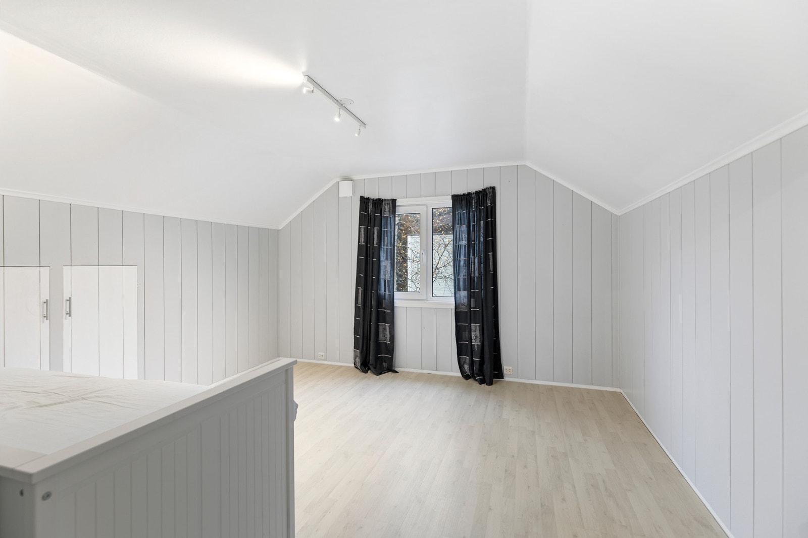 Boligen har totalt seks soverom, der ett soverom er beliggende i hovedetasjen Galleribilde