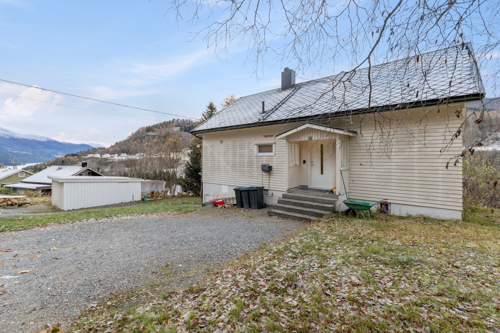 Boligen har gode parkeringsforhold på egen tomt, i tillegg til frittstående garasje fra 1970 Galleribilde