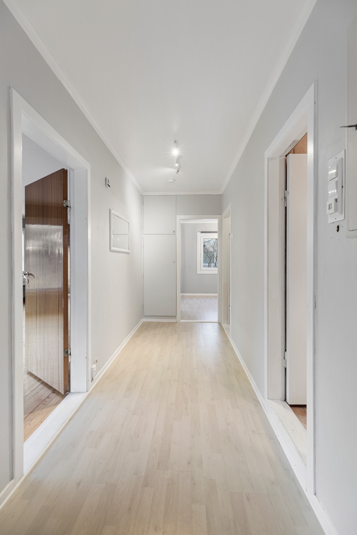 Videre har man innergang med nyere sikringsskap, samt oppbevaringsmuligheter i praktiske veggskap Galleribilde