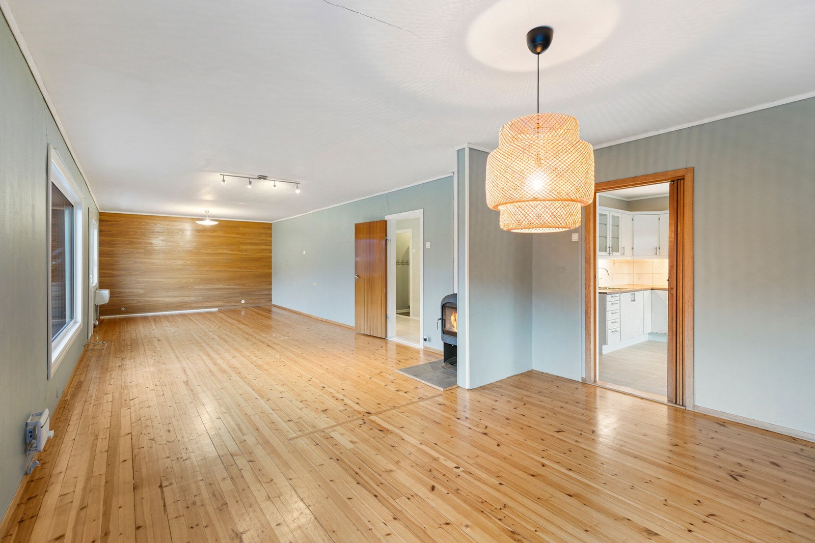 Gode møbleringsmuligheter for både sofa- og spisegruppe Galleribilde