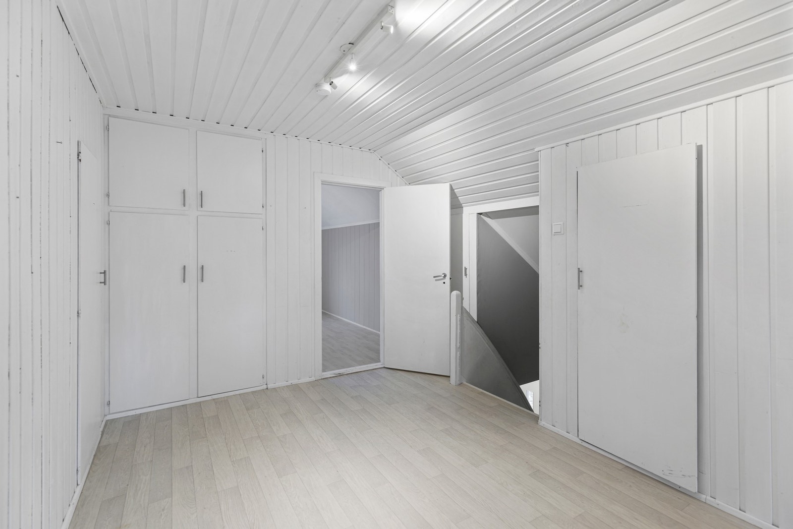 Loftsetasjen har romslig gang/trapperom, som også kan benyttes som loftsstue. Flere, praktiske veggskap og boder. Galleribilde