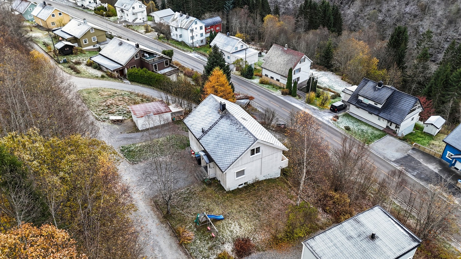 Opparbeidet areal rundt boligen, perfekt til lek og ballspill Galleribilde