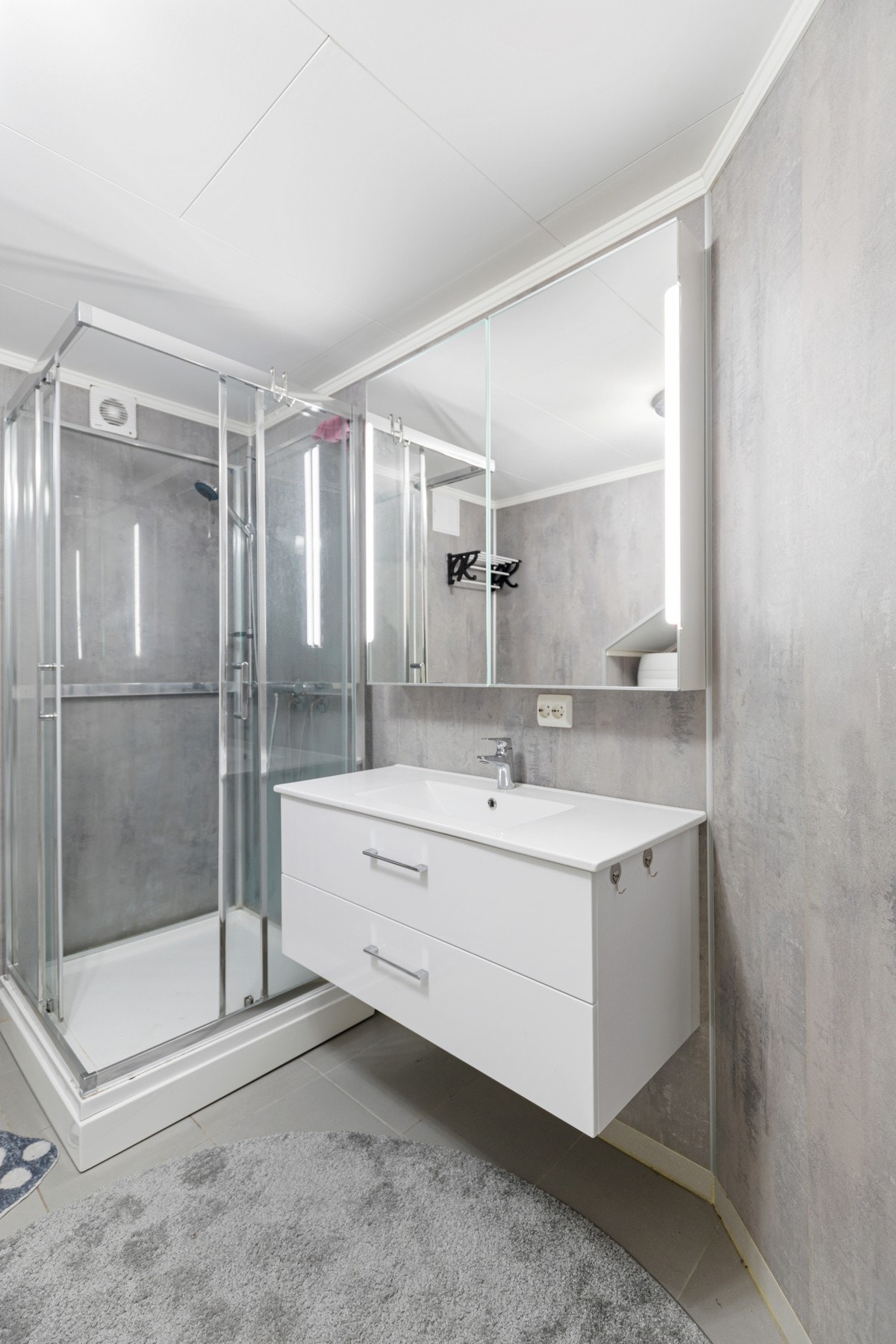 Av utstyr er det montert dusjkabinett, baderomsinnredning, veggholdt toalett, speil med integrert belysning, vvbereder og opplegg for vaskemaskin Galleribilde