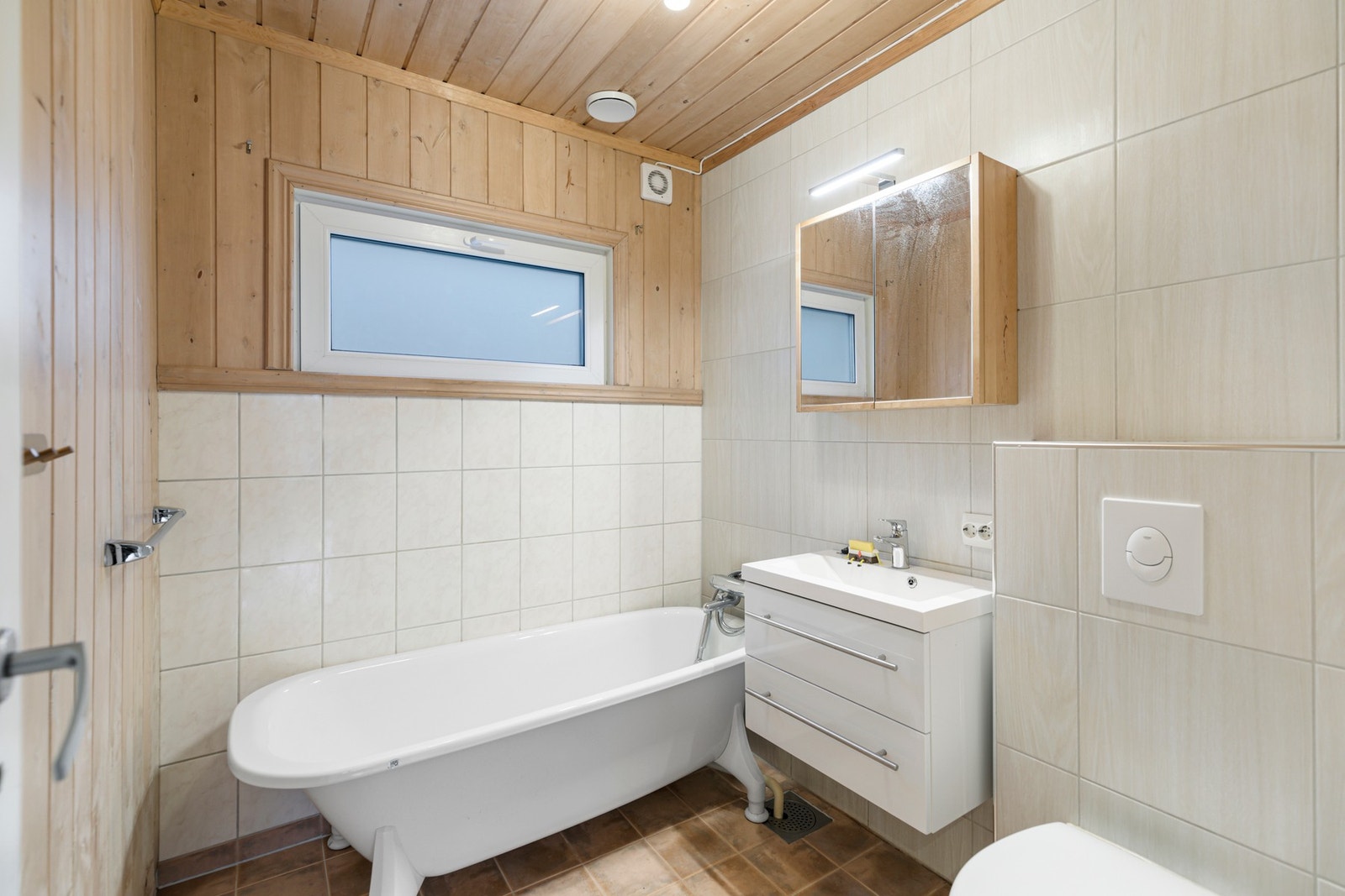 Badet i hovedetasjen ble delvis fornyet i 2018, og er utstyrt med gulvvarme, baderkar, veggholdt toalett og baderomsinnredning Galleribilde