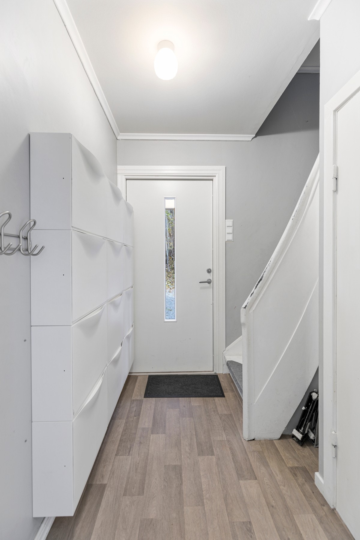 Boligen har et overbygd inngangsparti mot nord, med entrè/trapperom. Her er det blant annet nyere gulvoverflate og ytterdør Galleribilde