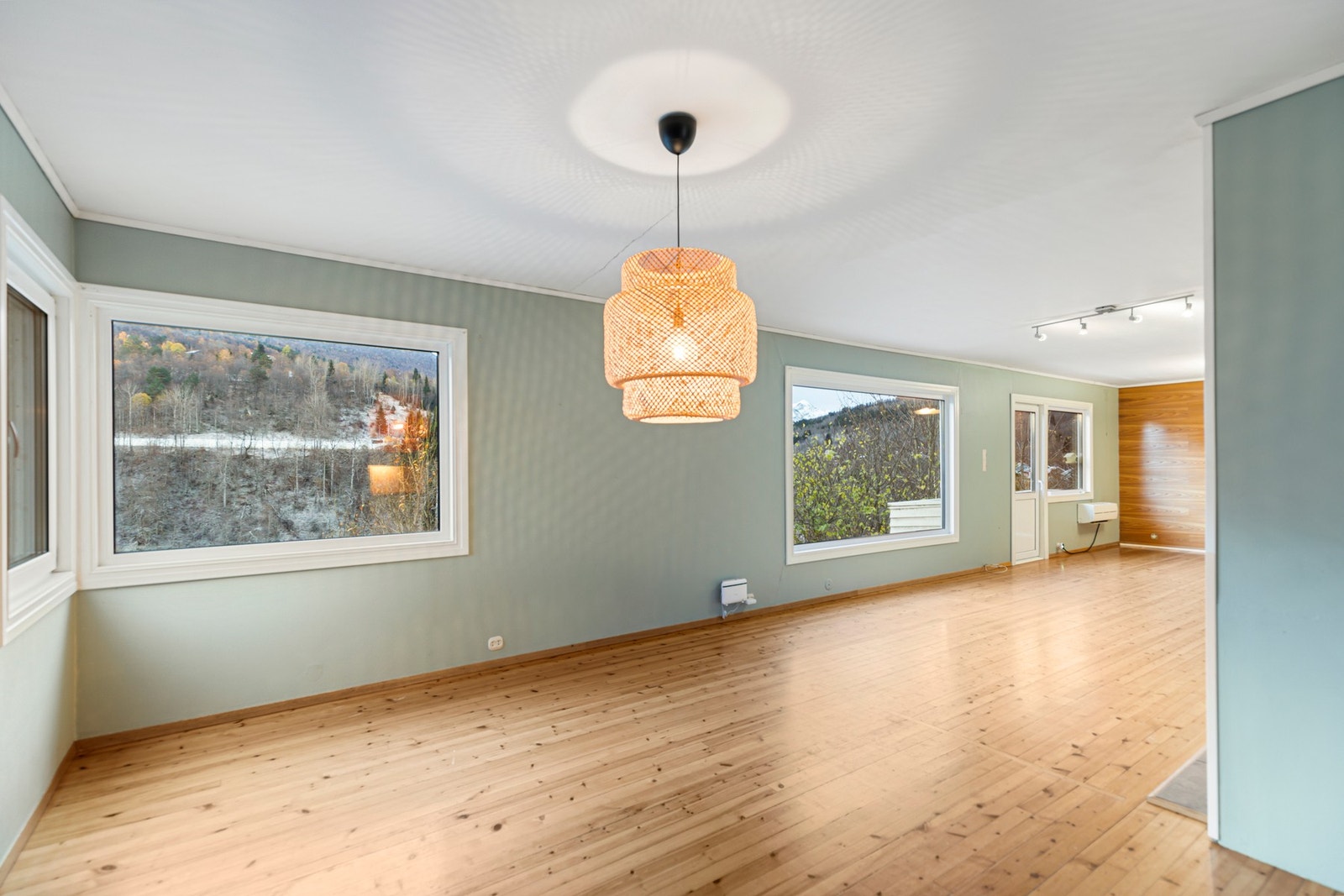 Det er også utgang til en sørvendt veranda Galleribilde