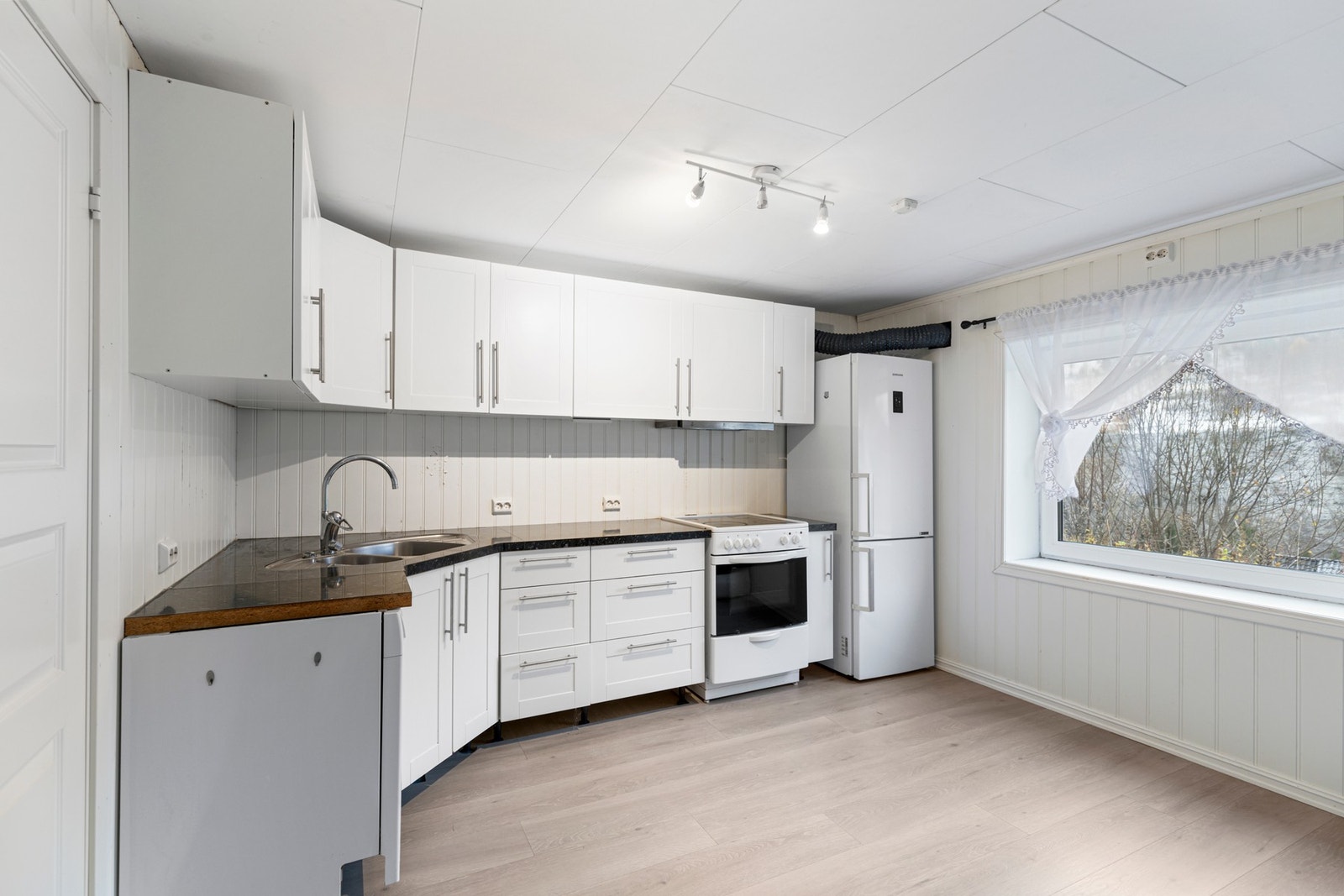 Stue/kjøkken med åpen, arealeffektiv løsning Galleribilde