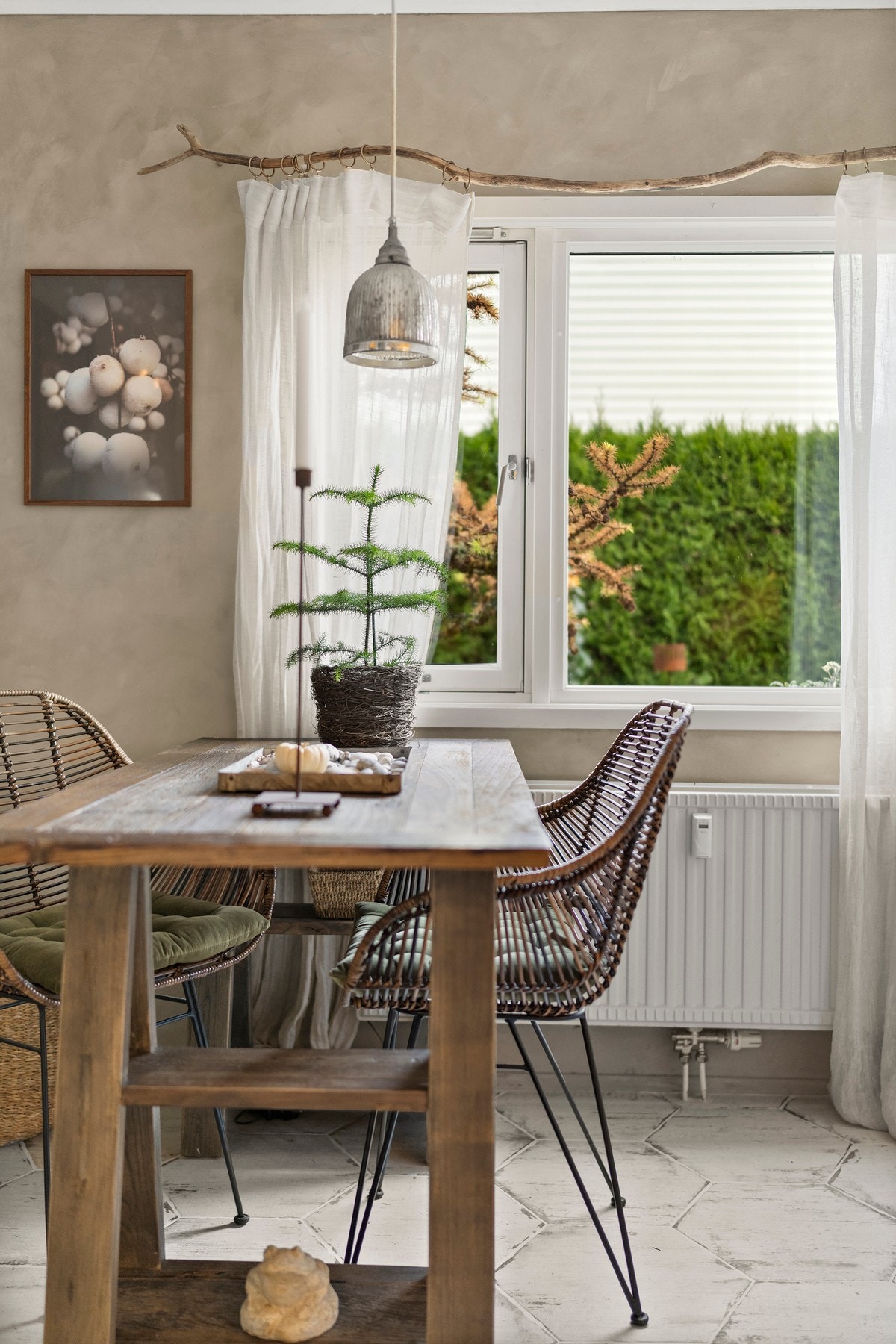 Koselig spisekrok på kjøkkenet - perfekt for morgenkaffen, raske måltider og gode samtaler. Galleribilde