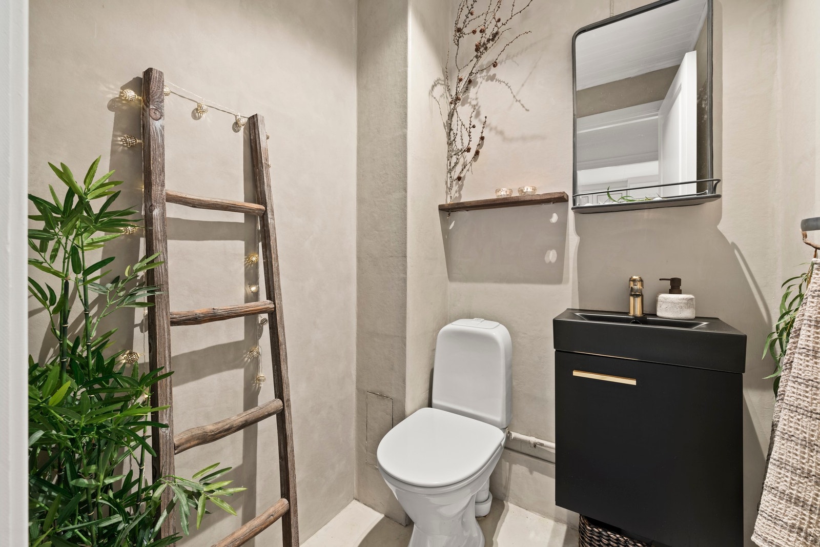 Toalettrommet fremstår moderne og delikat med mikrosement på gulv, malte vegger med kalkmaling og malt panel i taket. Galleribilde