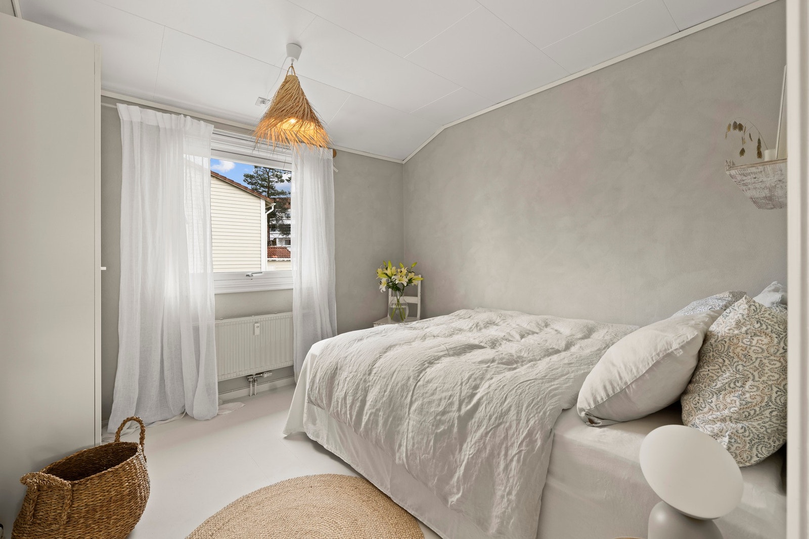 Soverom nr 2 er lyst og trivelig med plass til seng, garderobe og øvrig møblering. Galleribilde