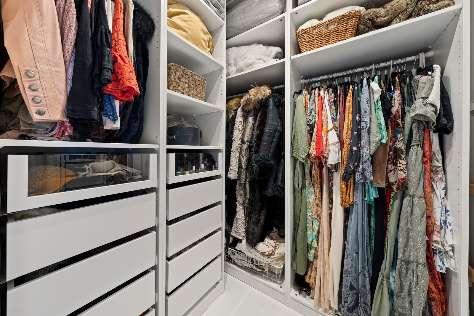 Praktisk og romslig walk-in-closet med god oppbevaringsplass og smart organisering for en ryddig hverdag. Galleribilde