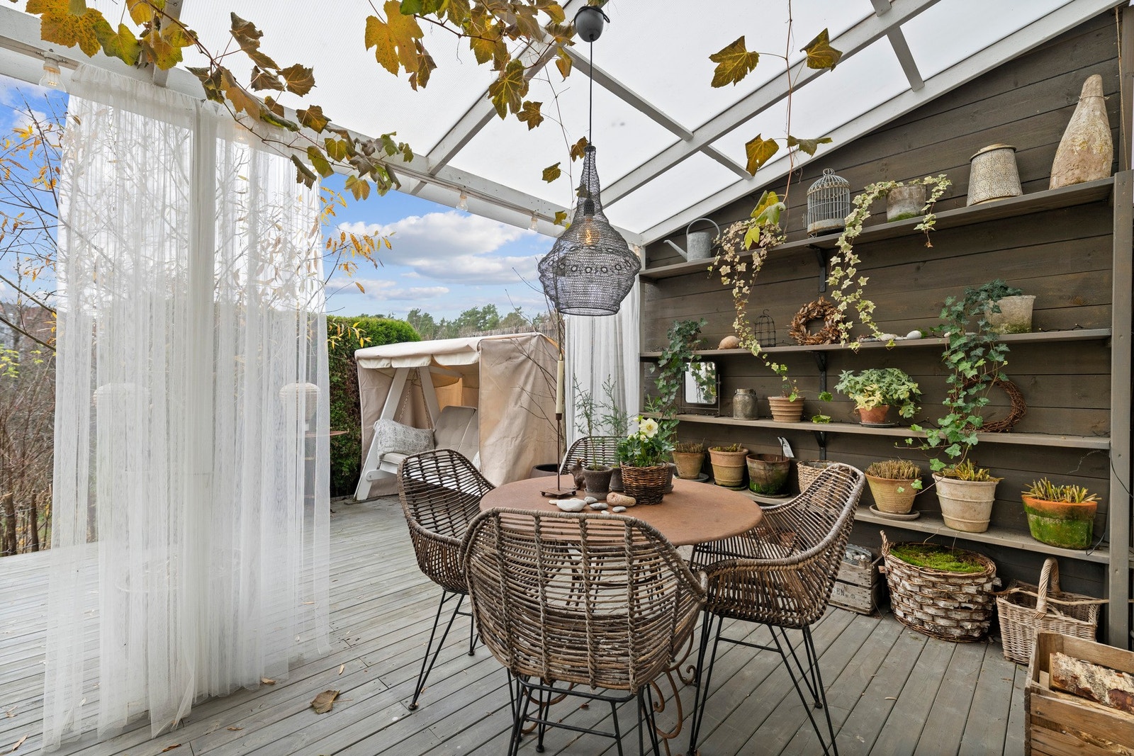 Utgang fra stuen til sydvestvendt og solfylt terrasse på hele 32 m² - perfekt for lange sommerkvelder. Galleribilde