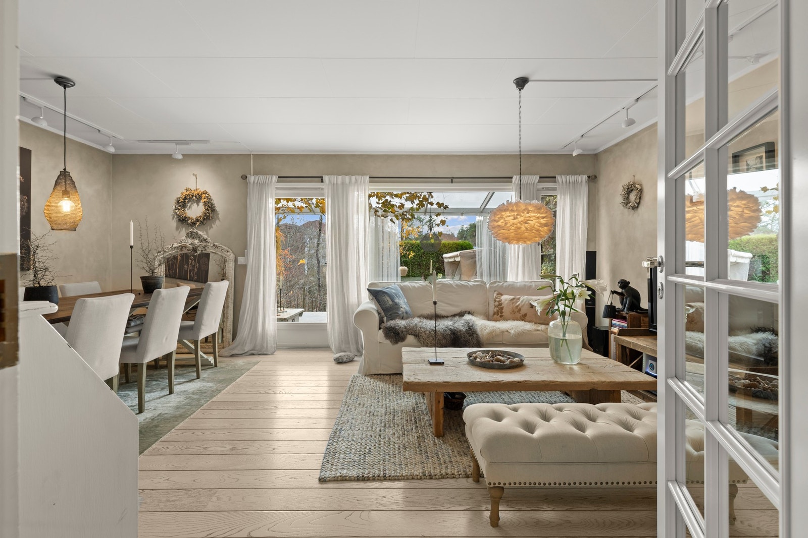 Lys og trivelig stue med god plass til både sofagruppe og spisebord, samt utgang til sydvestvendt terrasse og hage. Galleribilde