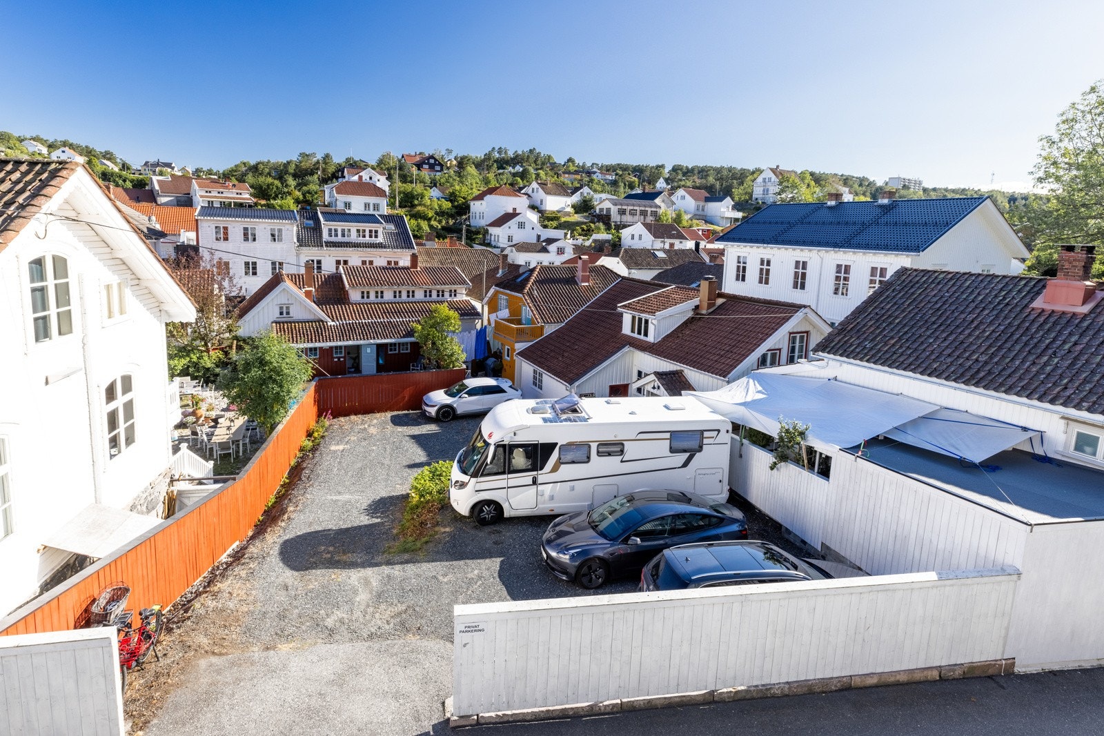 Det er ca. 6-8 parkeringsplasser på eiendommens grunn Galleribilde